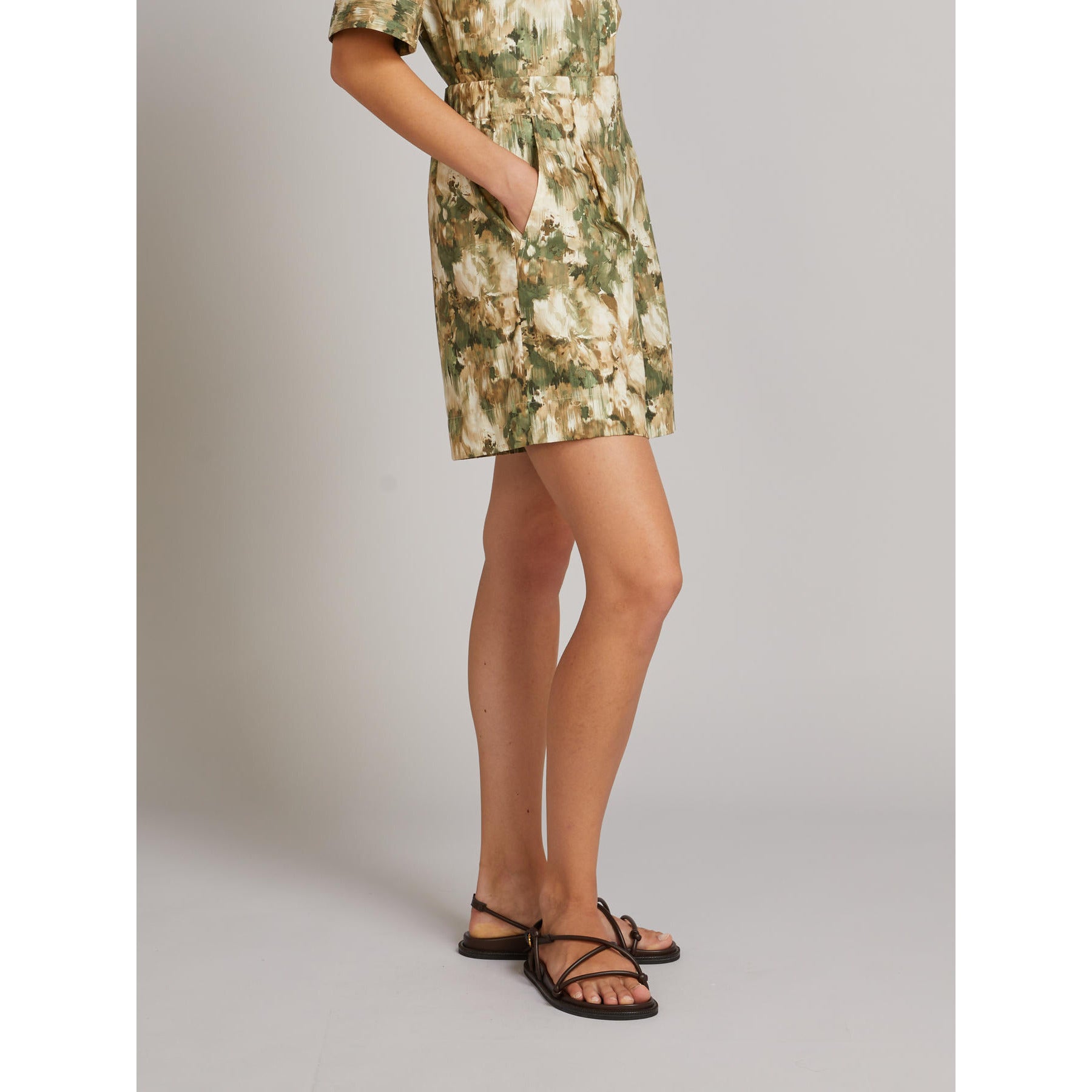 Short D'Ispirazione Sartoriale con Vita Alta - Muschio