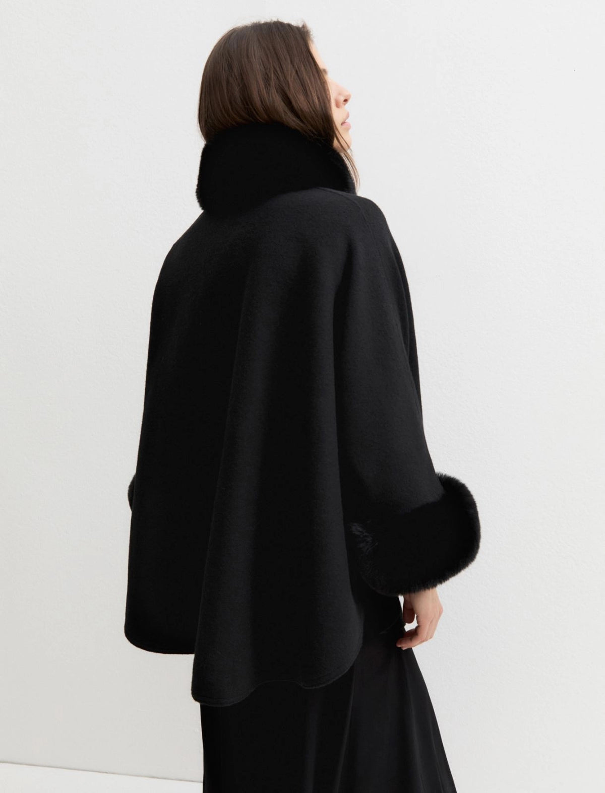 Cappa in panno con bordi in tessuto furry - NERO