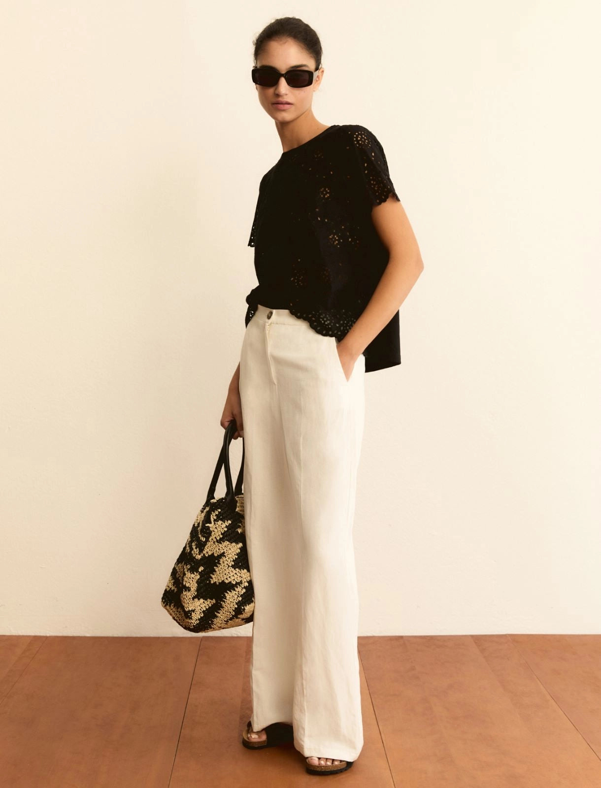 T-shirt Emme in Sangallo con Retro in Jersey - Nero