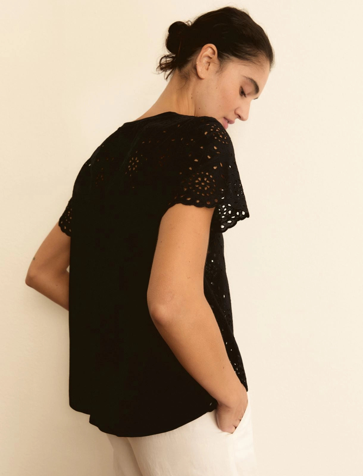 T-shirt Emme in Sangallo con Retro in Jersey - Nero
