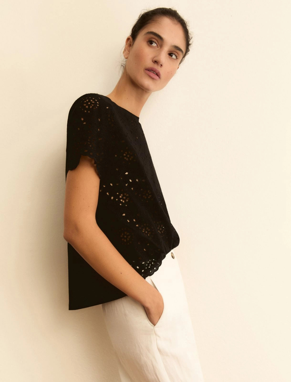 T-shirt Emme in Sangallo con Retro in Jersey - Nero