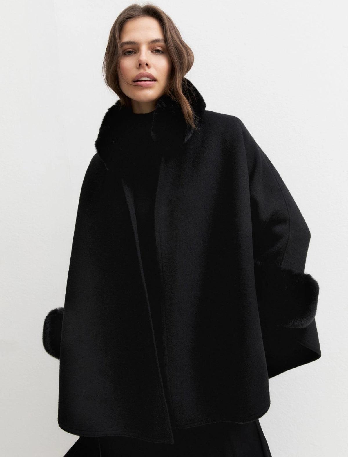 Cappa in panno con bordi in tessuto furry - NERO