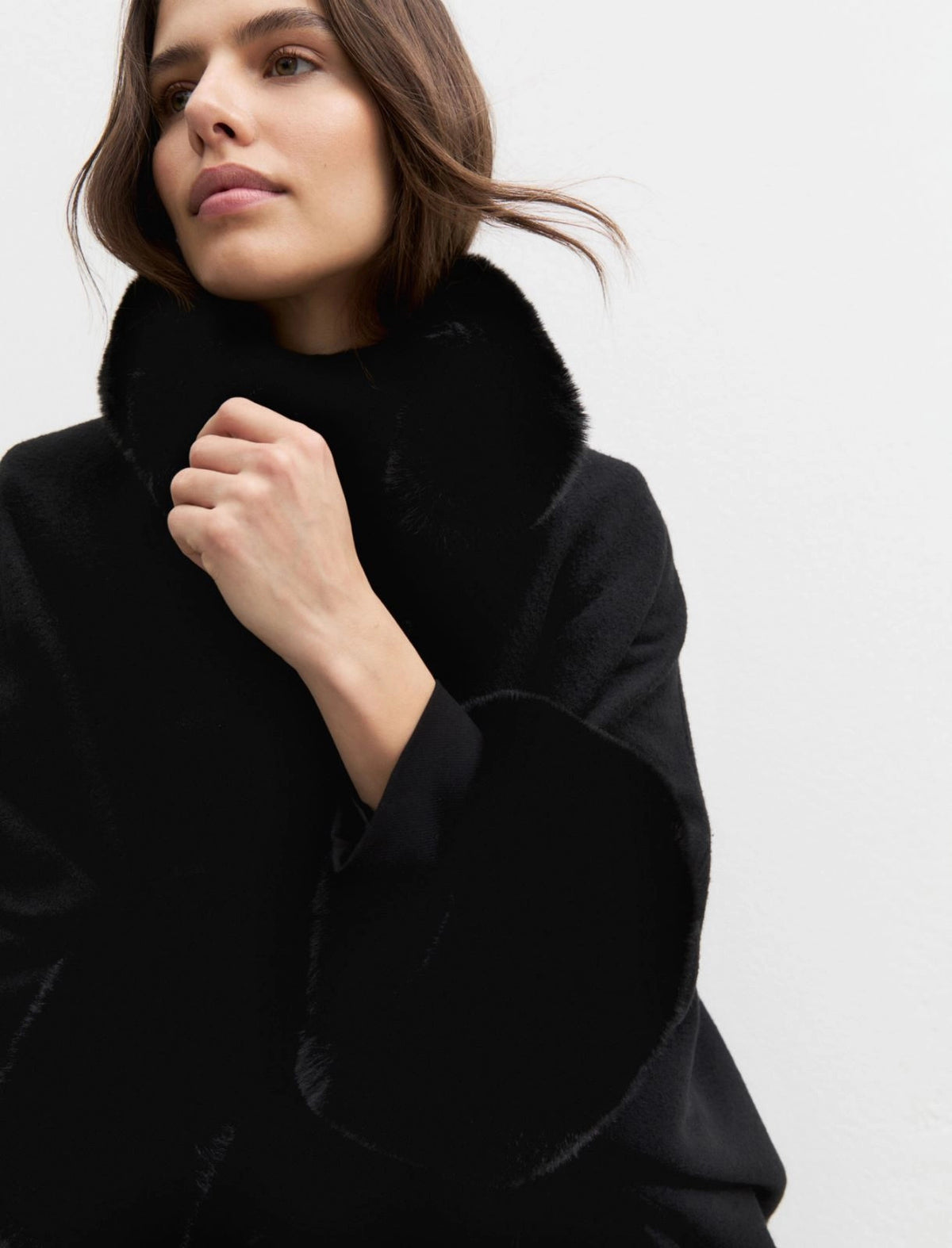 Cappa in panno con bordi in tessuto furry - NERO