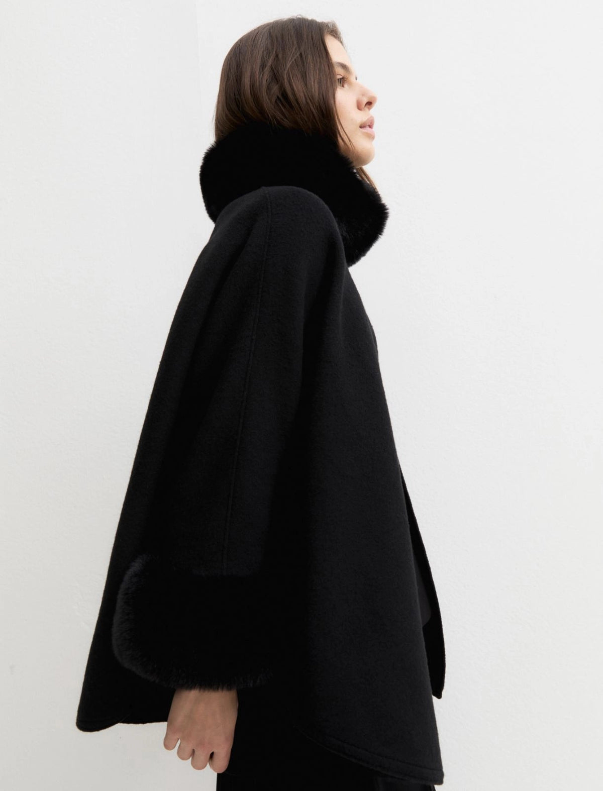 Cappa in panno con bordi in tessuto furry - NERO