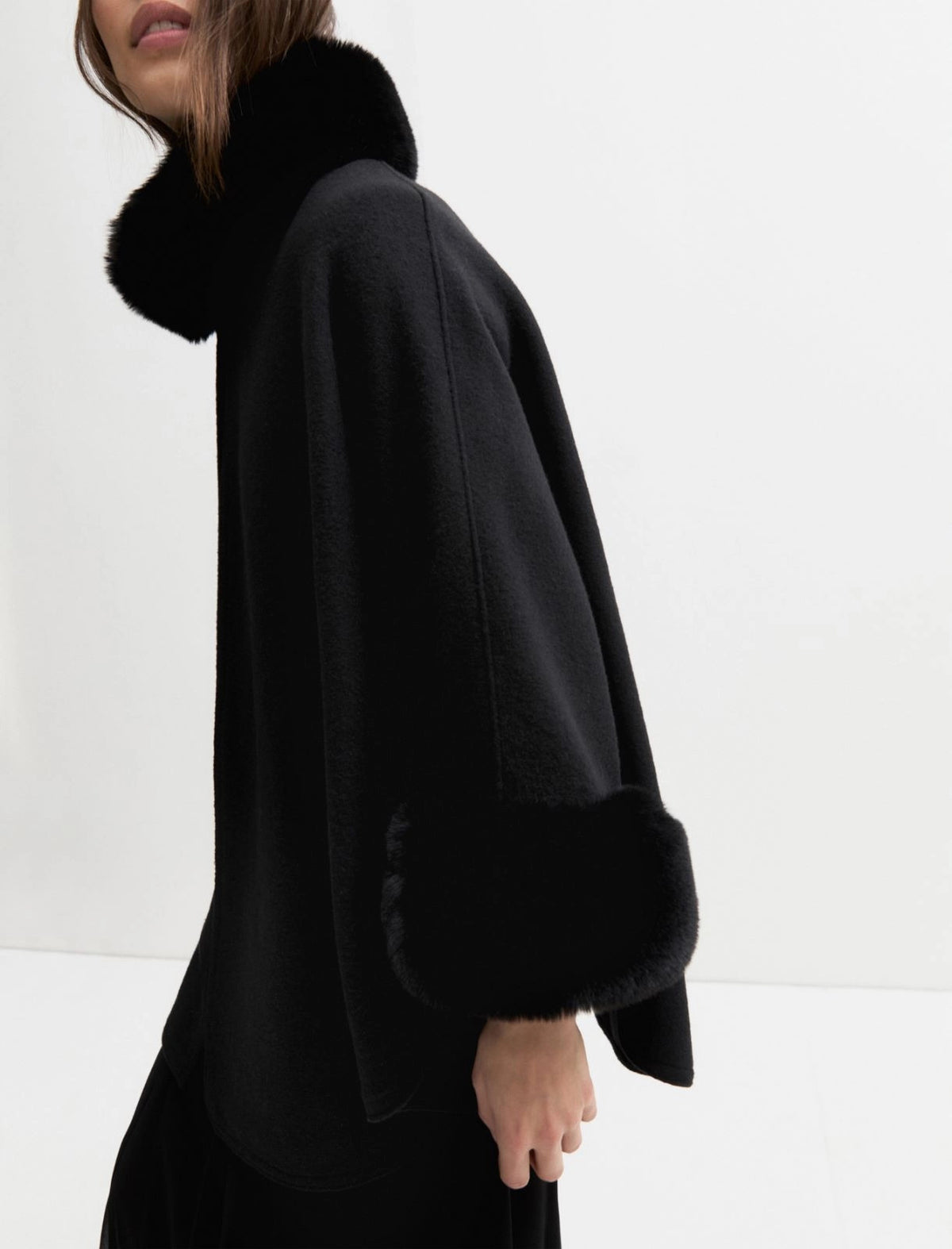 Cappa in panno con bordi in tessuto furry - NERO