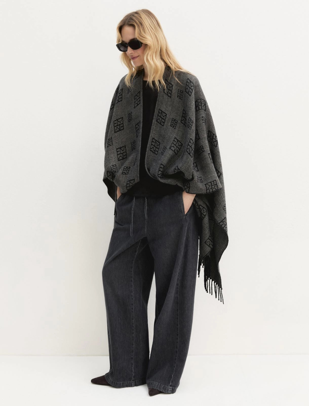 Poncho jacquard con frange - NERO